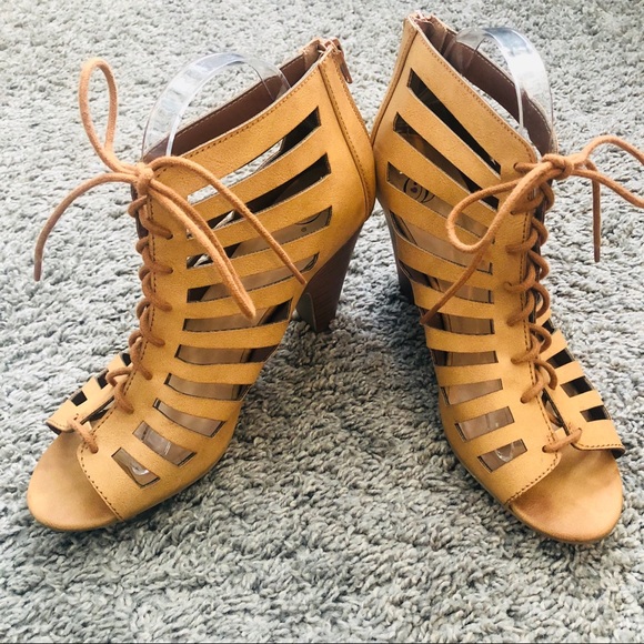 Derek Heart Shoes - Carmel Lace-Up CutOut Sandals
